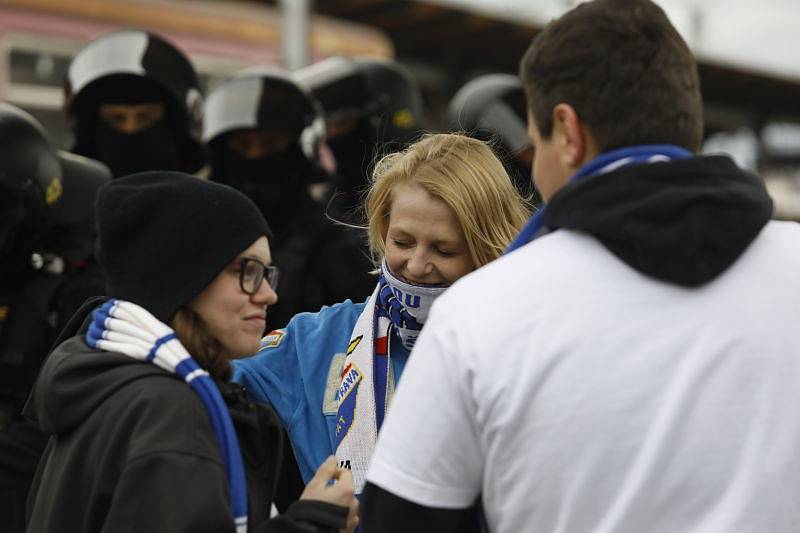 Fanoušci vyrazili k opavskému stadionu.