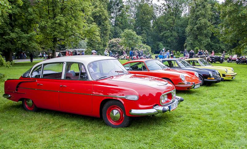 Celkem sto dvacítka účastníků se zapojila do akce s názvem Oldtimer Parade, která se během soboty uskutečnila v Kravařích.