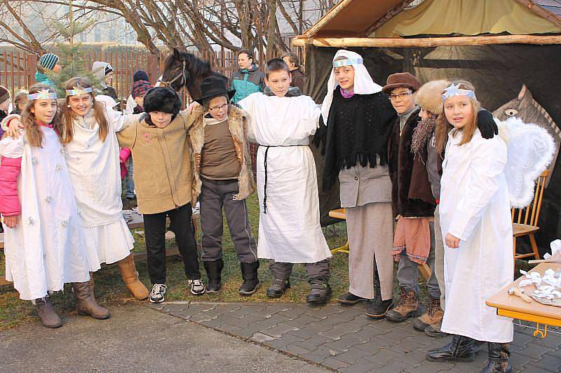 Ani letos nepřerušili žáci Základní školy T. G. Masaryka v Opavě pětiletou tradici a opět na motivy této události připravili živý betlém.