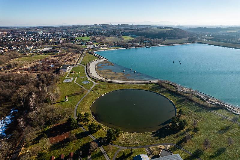 Hlučínské jezero z dronu. Květen 2022, Hlučín.