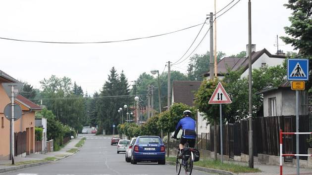 Cyklista, který na snímku zrovna sjíždí po Novodvorské v Kravařích dolů směrem ke křižovatce s ulicí Březovou po pravé straně nemine ani jednu značku označující, že se právě nachází na hlavní silnici. Na zmíněné křižovatce by tak měl dát přednost zprava.