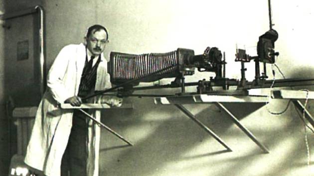 Unikátní dobový snímek profesora Aloise Materny s mikrofotografickým aparátem.