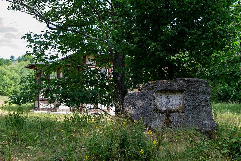 Jánské Koupele (německy Bad Johannisbrunn), dříve také Melčské lázně, jsou bývalé lázně ležící severozápadně od Vítkova v okrese Opava, v rozsáhlých lesích při řece Moravici. Celý areál byl roku 2005 zapsán do seznamu kulturních památek České republiky. P