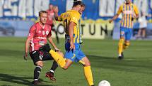 Popis fotky: SFC Opava - Dynamo České Budějovice - Utkání 4. kola první fotbalové ligy: SFC Opava - Dynamo České Budějovice, 19. září 2020 v Opavě. Zleva Patrik Čavoš z Českých Budějovic a Pavel Zavadil z Opavy.<body xmlns="http://newsml.ctk.cz/ns/ctkxhtm