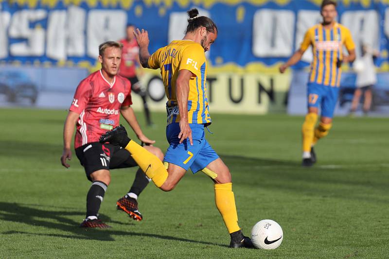 Popis fotky: SFC Opava - Dynamo České Budějovice - Utkání 4. kola první fotbalové ligy: SFC Opava - Dynamo České Budějovice, 19. září 2020 v Opavě. Zleva Patrik Čavoš z Českých Budějovic a Pavel Zavadil z Opavy.<body xmlns="http://newsml.ctk.cz/ns/ctkxhtm