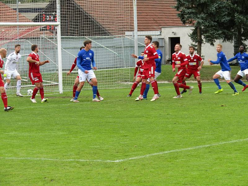 Dolní Benešov dal venku tři góly, přesto nebodoval. Foto: Petr Krömer