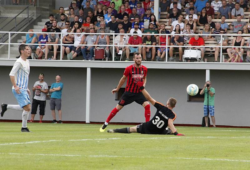 Fotbalisté Olešnice (v bílém) prohráli v Mohelnici pohárový zápas s Opavou 0:6.