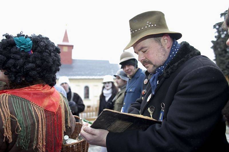 Mikolajicemi na Opavsku chodil uplynulou sobotu masopustní průvod. Maškary obcházely jednotlivé domy, kde jim hospodyňky připravily něco k zakousnutí, poté k zapití skleničku domácí slivovice a především vajíčka, cibuli a špek.