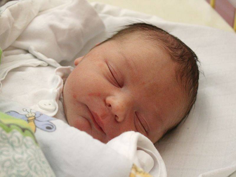 Maxmilián Moric se narodil 9. listopadu, vážil 3,54 kilogramu a měřil 51 centimetrů. Rodiče Tereza a Jiří z Píště přejí svému prvorozenému synovi do života zdraví, štěstí a lásku.