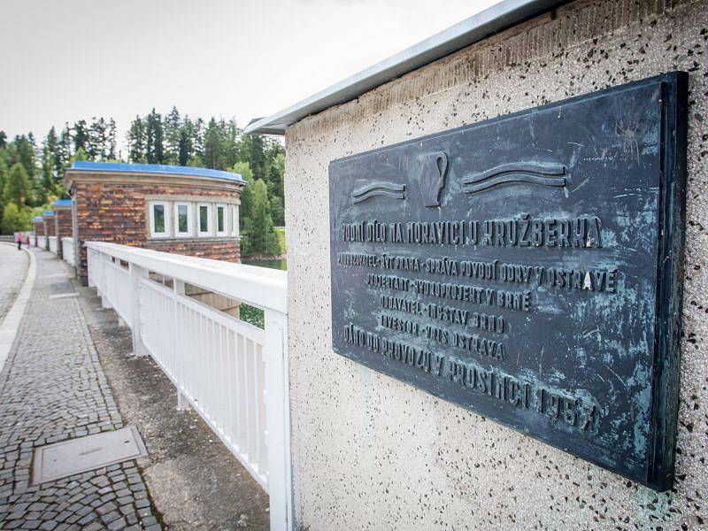 Cesta na hřbetu hráze bude uzavřena. Dlažební kostky nahradí asfalt.