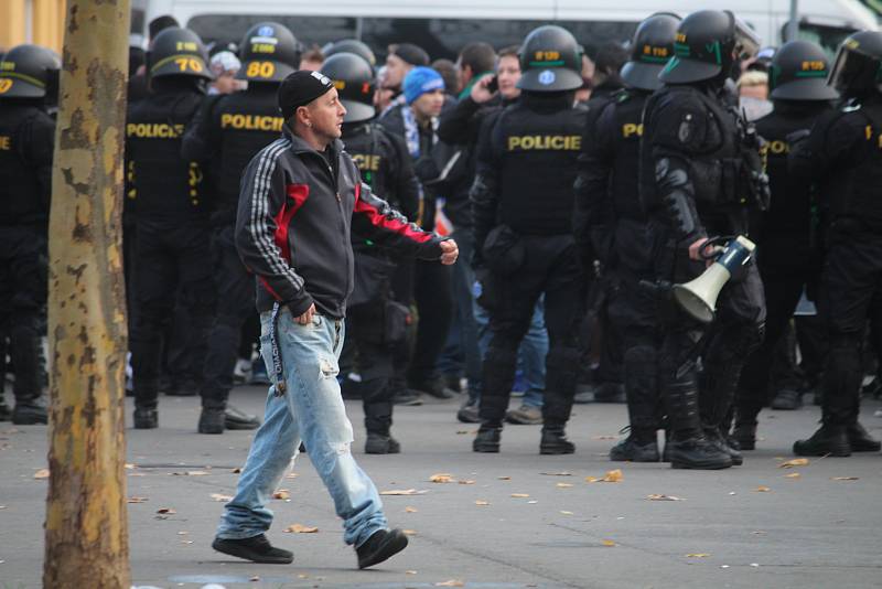 Policisté v Opavě dohlíželi na dav fanoušků Baníku, který měl více než tisíc lidí.