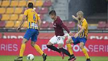 Praha - Zápas 29. kola FORTUNA:LIGY mezi AC Sparta Praha a SFC Opava. Adam Hložek (AC Sparta Praha), Jan Schaffartzik (SFC Opava).