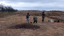 Rozsáhlé pravěké sídliště se podařilo zhruba identifikovat archeologům Národního památkového ústavu na místě výstavby nových výrobních hal v Oticích-Rybníčkách.