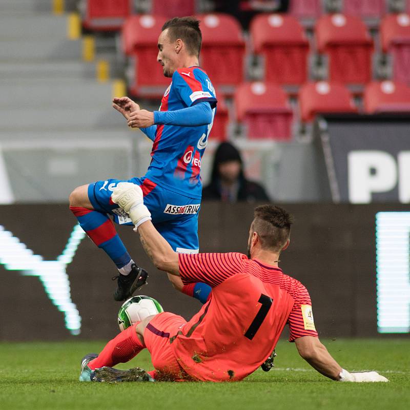 Plzeň - Zápas třetího kola MOL Cupu mezi Viktoria Plzeň a SFC Opava 5. října 2017. Martin Zeman - p, Vojtěch Šrom - o