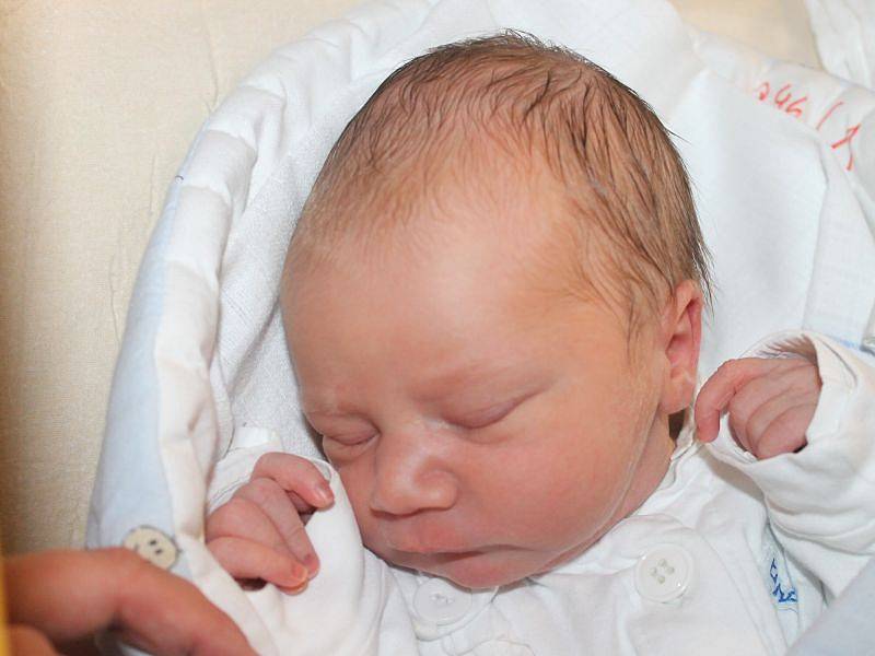 Adam Černý se narodil 5. října, vážil 3,49 kilogramů a měřil 53 centimetrů. Rodiče Lucie a Ondřej z Kravař přejí svému prvorozenému synovi do života hlavně hodně zdravíčka, kolem sebe pohodové lidi a do budoucna dobré přátele.