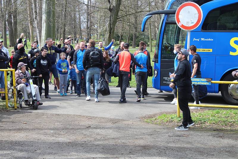 Opavští fanoušci přišli hráče podpořit před odjezdem do Ostravy