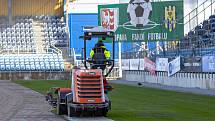 Od čtvrtečního rána se na hrací plochu stadionu pokládá nový pažit.