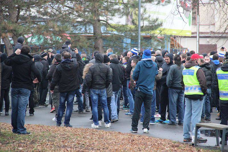 Padesát zadržených fanoušků a další, kteří utrpěli zranění. I takto dopadlo derby mezi Slezským FC a ostravským Baníkem, jež hosté vyhráli 1:0.