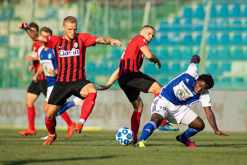 Mladá Boleslav - Zápas fotbalové FORTUNA:LIGY mezi FK Mladá Boleslav a SFC Opava 18. srpna 2018 v Mladé Boleslavi. Matěj Hrabina (SFC Opava), Jan Schaffartzik (SFC Opava) a Tiemoko Konate (FK Mladá Boleslav).