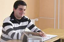 Rumunský poradce Daniel Ciprian Bolog asistuje při výuce angličtiny a trénuje házenou.