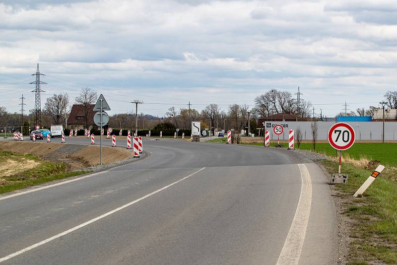 Kromě opravy přejezdu pokračují práce na silnici I/46 Opava, jižní obchvat – napojení na I/11.