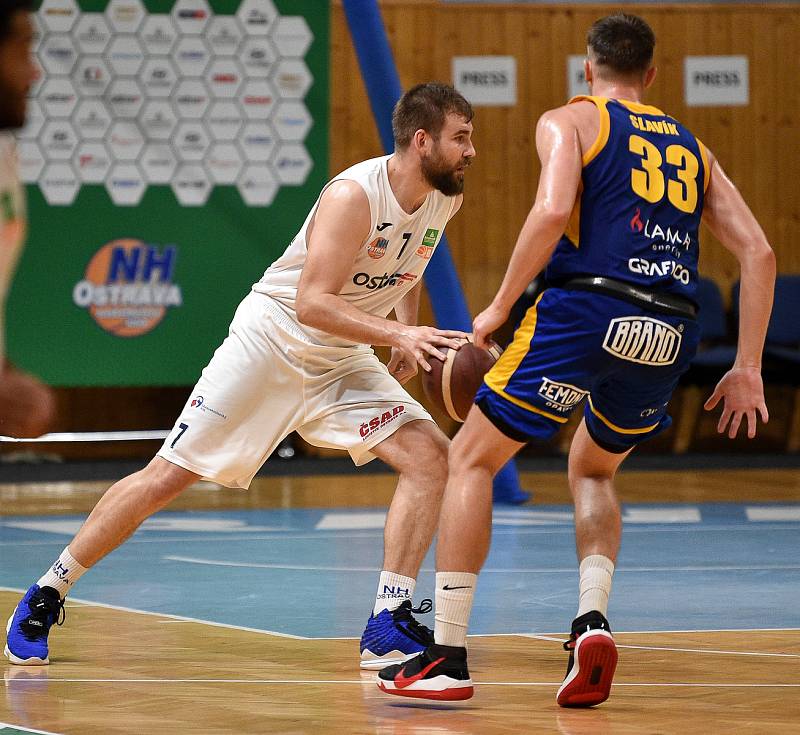 Basketbalový zápas mezi NH Ostrava – BK Opava, 18. listopadu 2020 v Ostravě.