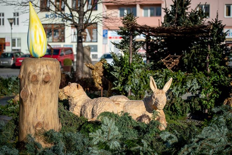 Mírové náměstí v Hlučíně zdobí velký adventní věnec, 7. prosince 2019.