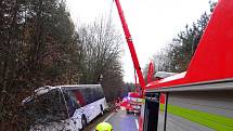 Autobus sjel do příkopu a narazil do stromu, několik lidí bylo zraněno.