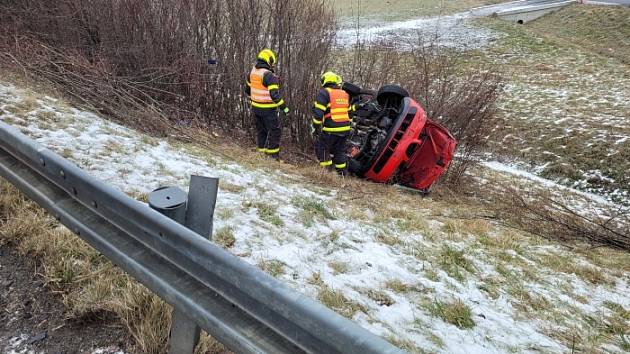 Tři jednotky hasičů zasahovaly v pátek 14. ledna 2022 v Návsí na Frýdecko-Místecku u nehody vozu Seat, který skončil na pravém boku v příkrém svahu ve křoví na sjezdu ze silnice 474 na obchvat obce.