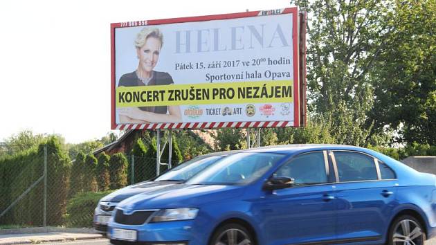Plakát informující o zrušeném koncertu Heleny Vondráčkové se nachází například v opavské městské části Komárov.