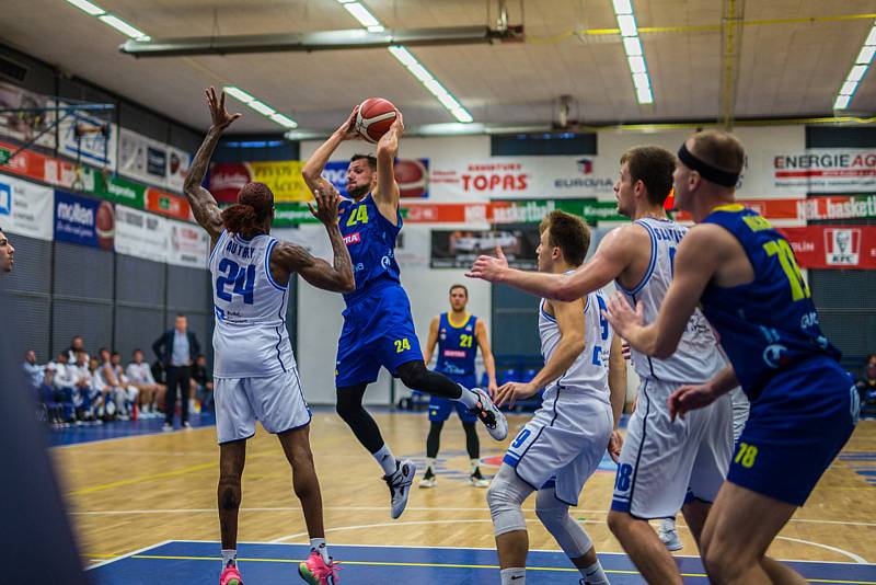 Z basketbalového utkání NBL Kolín - Opava (75.80). Foto: David Kratochvíl