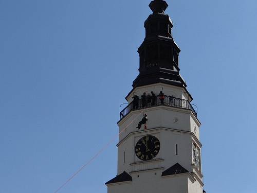 Ukázka slaňování a záchrany osob z radniční věže Hláska, o kterou se postaralo lezecké družstvo z opavské stanice Hasičského záchranného sboru Moravskoslezského kraje.