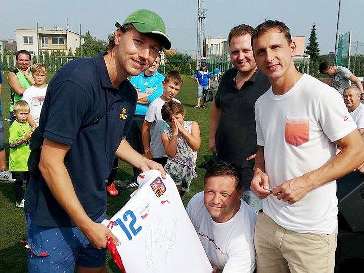 Na Pospěch Cupu se dražil také reprezentační dres Zdeňka Pospěcha (vpravo).