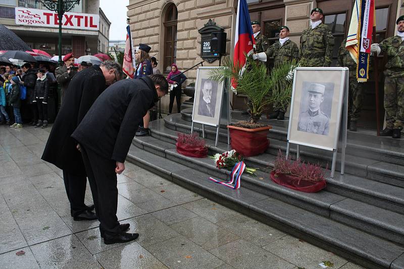 Počasí sice vůbec nepřálo, ale i přes místy silný déšť se na Horním náměstí v neděli dopoledne sešel početný dav lidí a připomenul si toto významné jubileum.