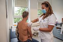 Ilustrační foto - očkování, doktor, doktorka, vakcína, jehla, 26. srpna 2020 v Ostravě.
