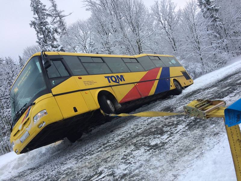 Dopravní nehoda linkového autobusu v Kyjovicích.