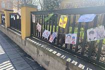 Výstava dětí na plotě ZŠ Boženy Němcové.