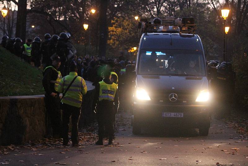 Policisté v Opavě dohlíželi na dav fanoušků Baníku, který měl více než tisíc lidí.