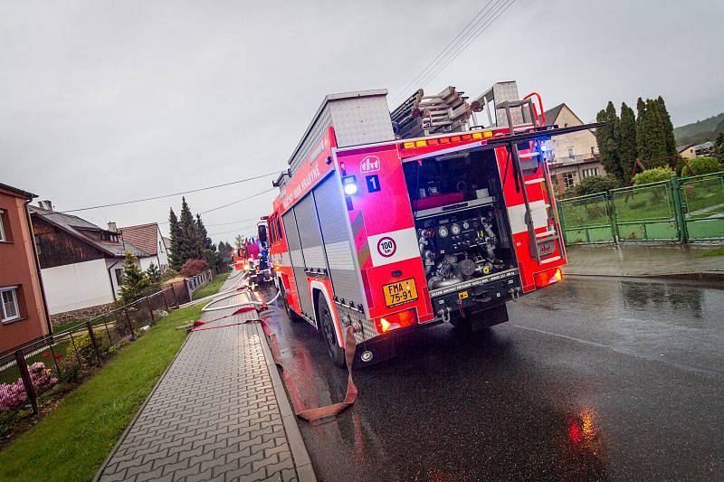 Požár zahradního domku s pergolou zaměstnal 8. května v Háji ve Slezsku celkem čtyři jednotky hasičů.