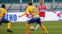 Fotbalové utkání FK Pardubice (červení) - SFC Opava v Praze.