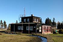 Opavsko má svou profesionální meteorologickou stanici. Aby se k ní člověk dostal, je třeba projít lesy na pomezí Vojenského prostoru Libavá a opavského okresu nedaleko Budišova nad Budišovkou.