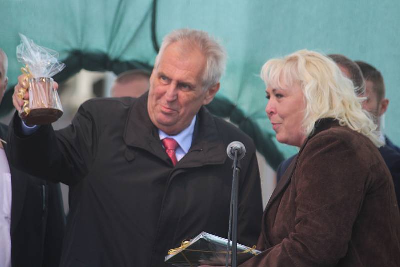 Snímek z prezidentské návštěvy Miloše Zemana obce Jakartovice, 15. května 2018.