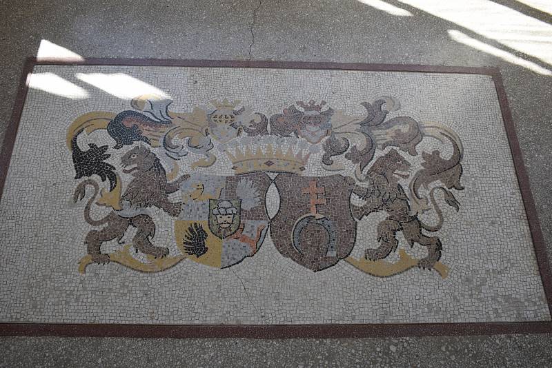 Kopie mozaiky erbu je k vidění v prvním patře zámku v Kravařích. Po originálu se na desítky let slehla zem. Nyní ho pracovníci zámku objevili v jednom ze zámeckých sklepů.