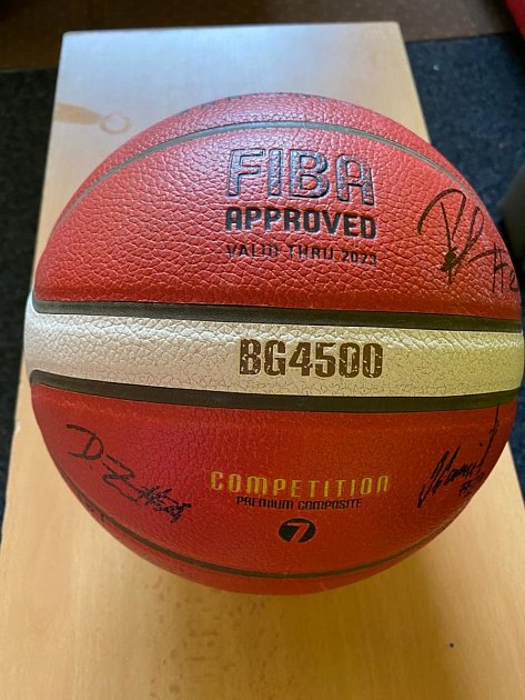 Podepsaný basketbalový míč hráči BK Opava.