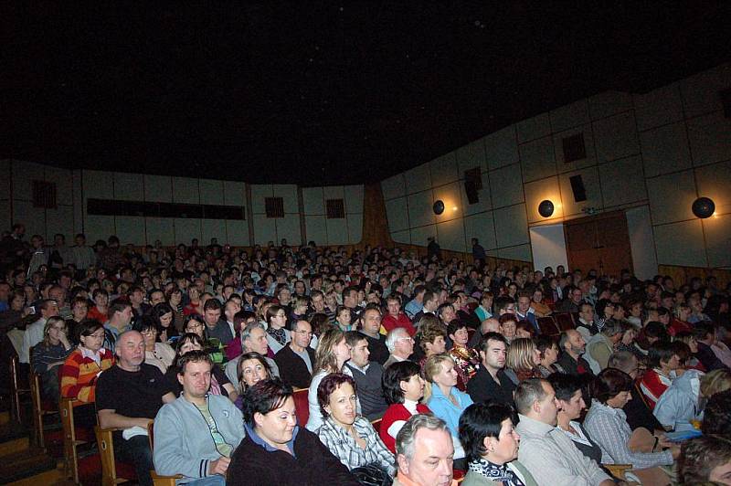 Do posledního místa obsazené kino Mír se ve středu večer bavilo při hře Dívčí válka. Již poněkolikáté sem přijelo Čechovo Prozatímně osvobozené divadlo, které toto představení uvedlo ve více než dvou a půl tisících repríz.