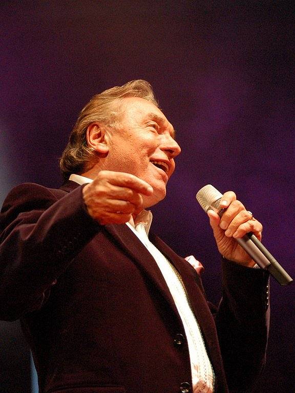 Karel Gott na turné oslavuje své 70. narozeniny. Opava jej zahrnula velkým potleskem, fanynky mu přinášely během koncertu květiny. Neslavil sám. Doprovázel jej Orchestr Felixe Slováčka vystoupila Leona Machálková, Monika Absolonová a Felix Slováček ml.