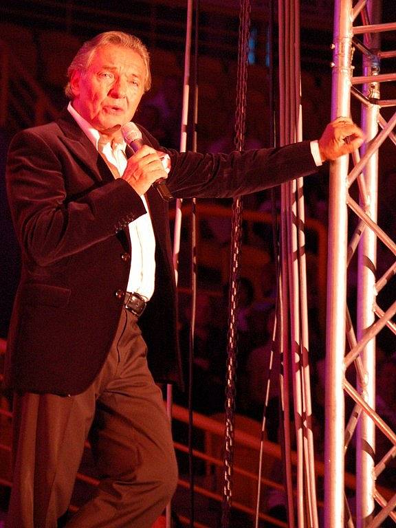 Karel Gott na turné oslavuje své 70. narozeniny. Opava jej zahrnula velkým potleskem, fanynky mu přinášely během koncertu květiny. Neslavil sám. Doprovázel jej Orchestr Felixe Slováčka vystoupila Leona Machálková, Monika Absolonová a Felix Slováček ml.