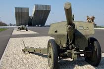Mezi válečné hroby a pietní místa, která eviduje Ministerstvo obrany patří také monumentální betonový Památník II. světové války v Hrabyni.