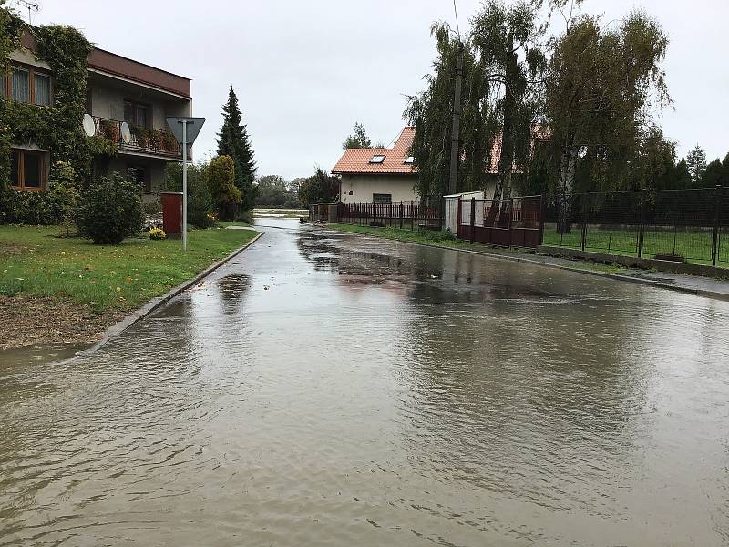 Voda komplikuje život lidem na Opavsku. Snímek ze středy 14. října 2020 - okolí Opavy a obce Vávrovice, Kravaře, Malé Hoštice, Držkovice, Palhanec.