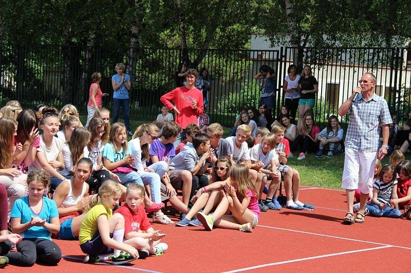 Dálkař Mike Powell skokem dlouhým 895 centimetrů dodnes vévodí světovým tabulkám a v pondělí dopoledne zhruba na hodinu navštívil Základní školu Englišova.